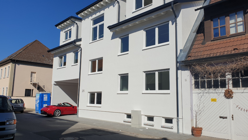 Straßenansicht mit Zufahrt